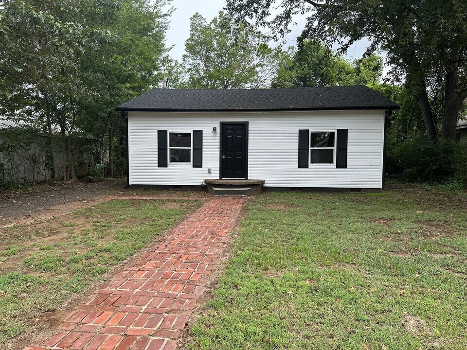 617 East E Street in Russellville, AR - Building Photo