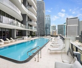 1000 Brickell Plz, Unit 2011 in Miami, FL - Building Photo - Building Photo