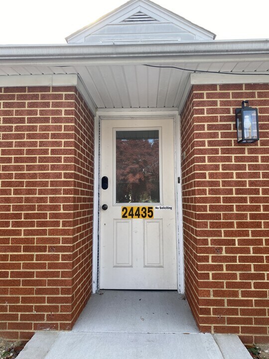 24435 Mervell Dean Rd in Hollywood, MD - Building Photo