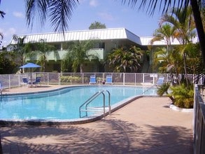 Kendall House Apartments in Miami, FL - Foto de edificio - Building Photo