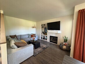 22609 Crown Point Ct in Santa Clarita, CA - Building Photo - Building Photo