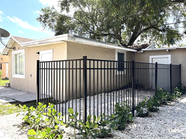 876 NW 14th Ct in Miami, FL - Building Photo - Building Photo