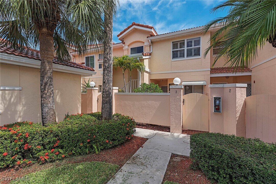 524 Woodshire Ln in Naples, FL - Building Photo