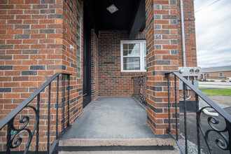 10 Wampanoag Trl, Unit 2 in Riverside, RI - Foto de edificio - Building Photo