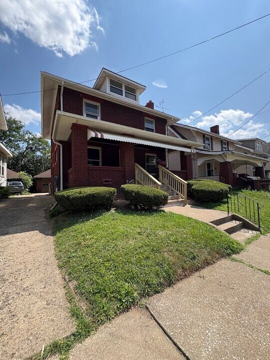338 Bedford Ave NW in Canton, OH - Building Photo