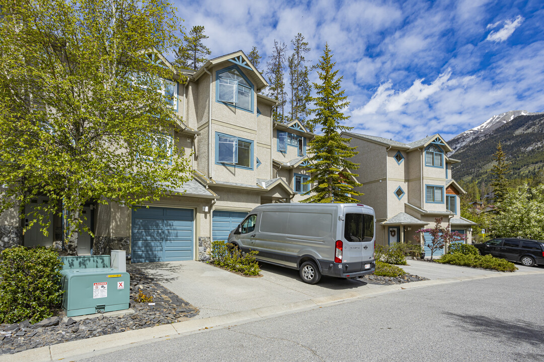 7 Terrace Pl in Canmore, AB - Building Photo