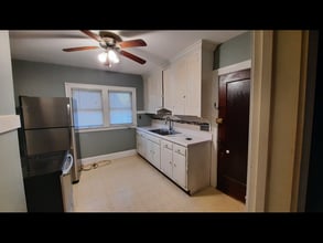 2151 Lewis Dr, Unit Lower in Lakewood, OH - Foto de edificio - Building Photo