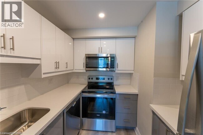 700 Lawrence Rd in Hamilton, ON - Building Photo - Building Photo