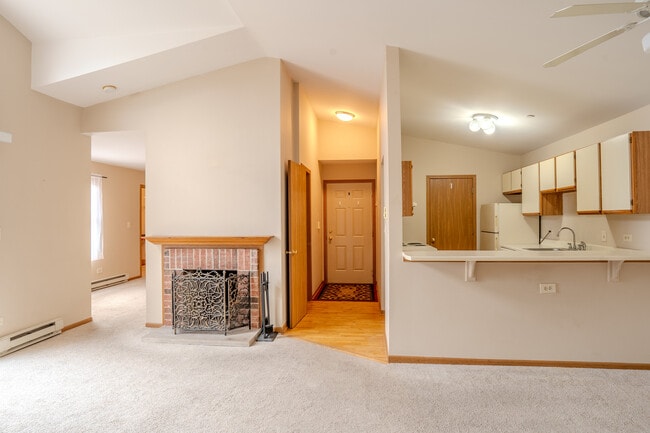 1345 Cunat Ct in Lake In The Hills, IL - Building Photo - Building Photo