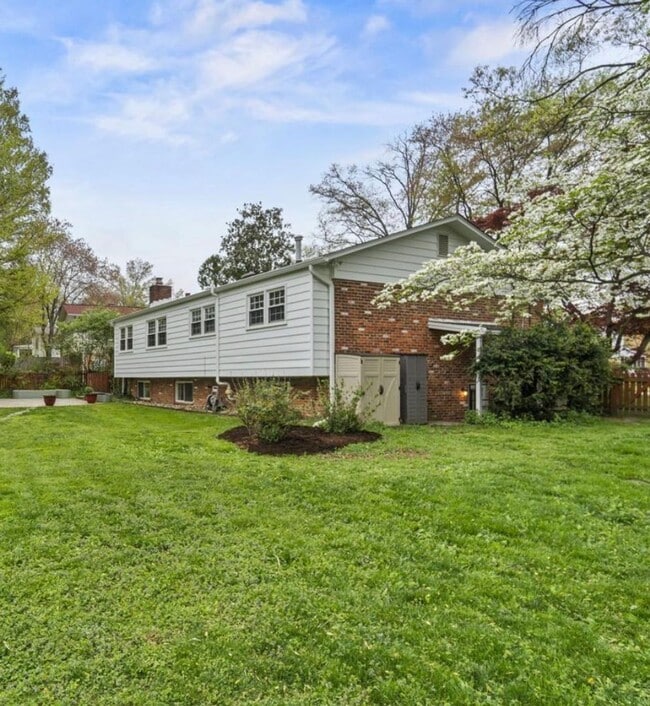 11514 Gainsborough Rd in Potomac, MD - Building Photo - Building Photo