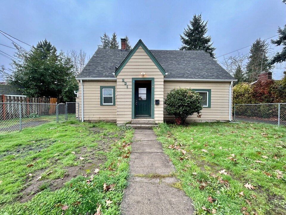 231 NE 4th Ave in Hillsboro, OR - Building Photo