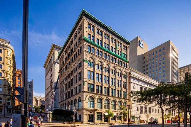 100-104 Saint-Antoine O in Montréal, QC - Building Photo - Building Photo