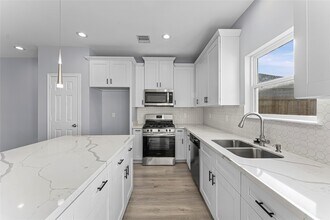 8211 James Franklin St in Houston, TX - Building Photo - Building Photo