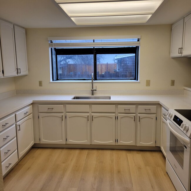 931 Estudillo St in Martinez, CA - Foto de edificio - Building Photo