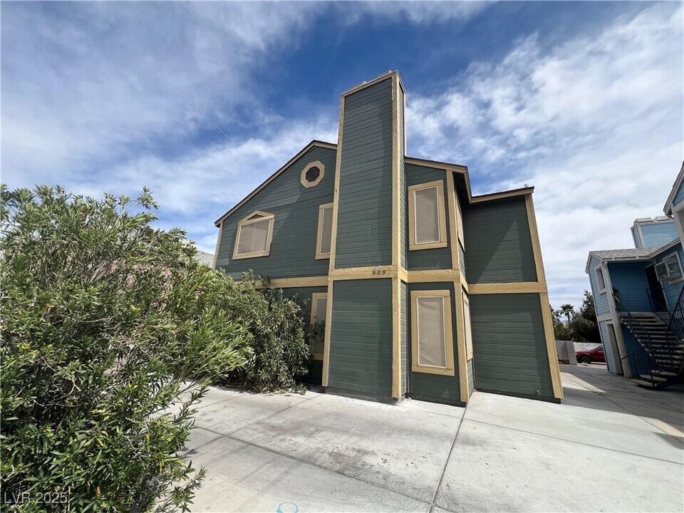 909 Snug Harbor St in Las Vegas, NV - Building Photo