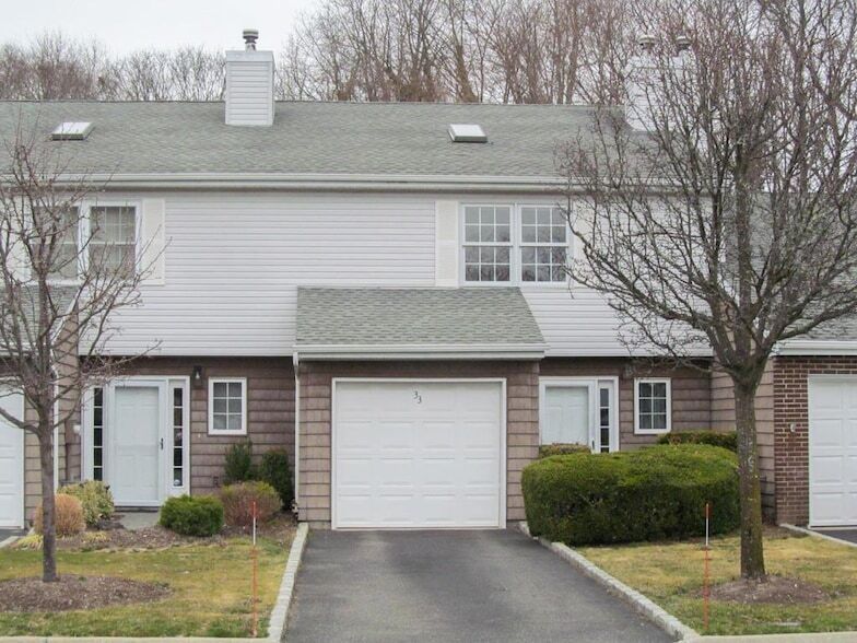 33 Sandy Hill Rd, Unit 17 in Commack, NY - Building Photo