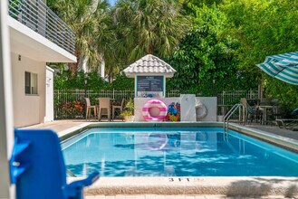 261 NE Wavecrest Ct in Boca Raton, FL - Building Photo - Building Photo