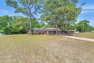 385 Lincoln Ave in Valparaiso, FL - Building Photo