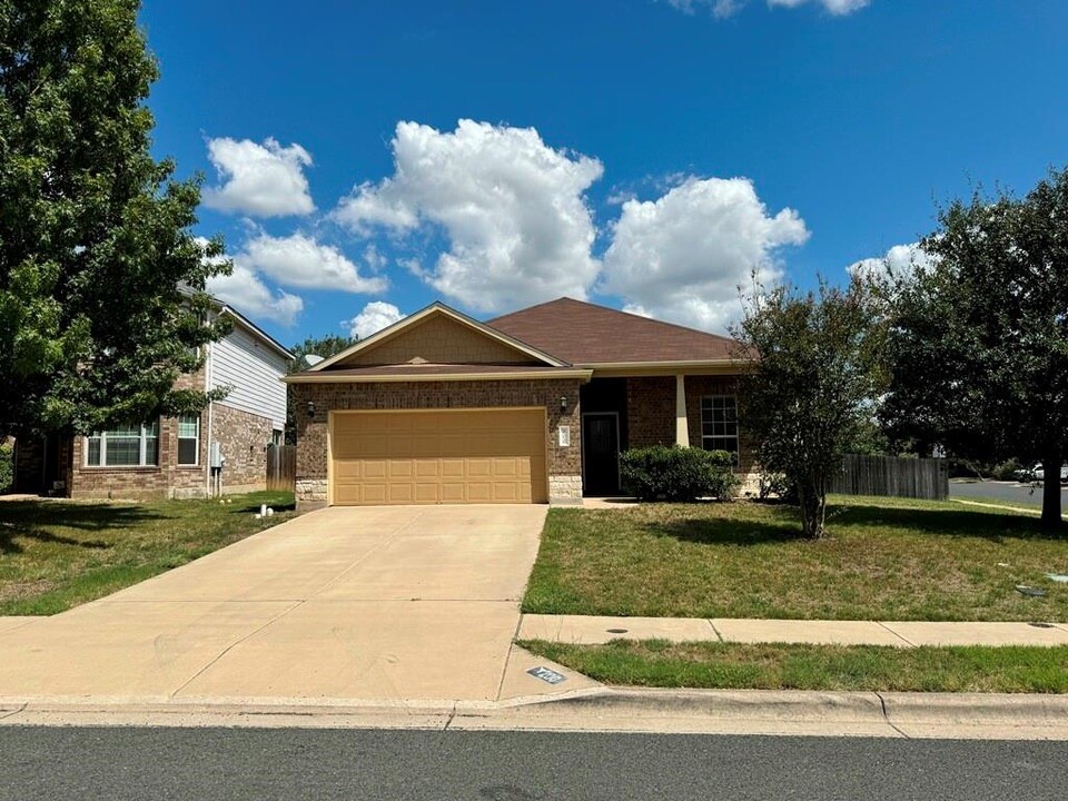 200 King Elder Ln in Leander, TX - Foto de edificio