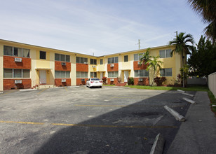 211-215 Zamora Ave in Miami, FL - Building Photo - Building Photo