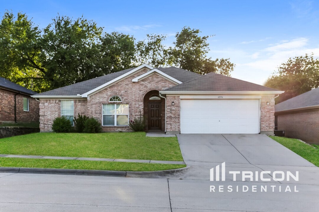 6006 Kelleemac Ct in Arlington, TX - Foto de edificio