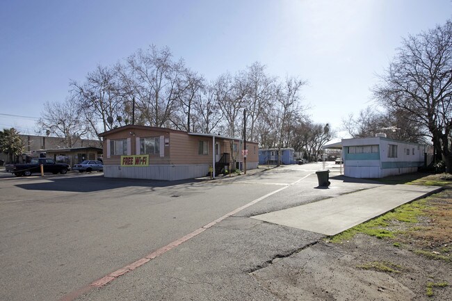 Caravan Village Mobile Home Park in Sacramento, CA - Foto de edificio - Building Photo