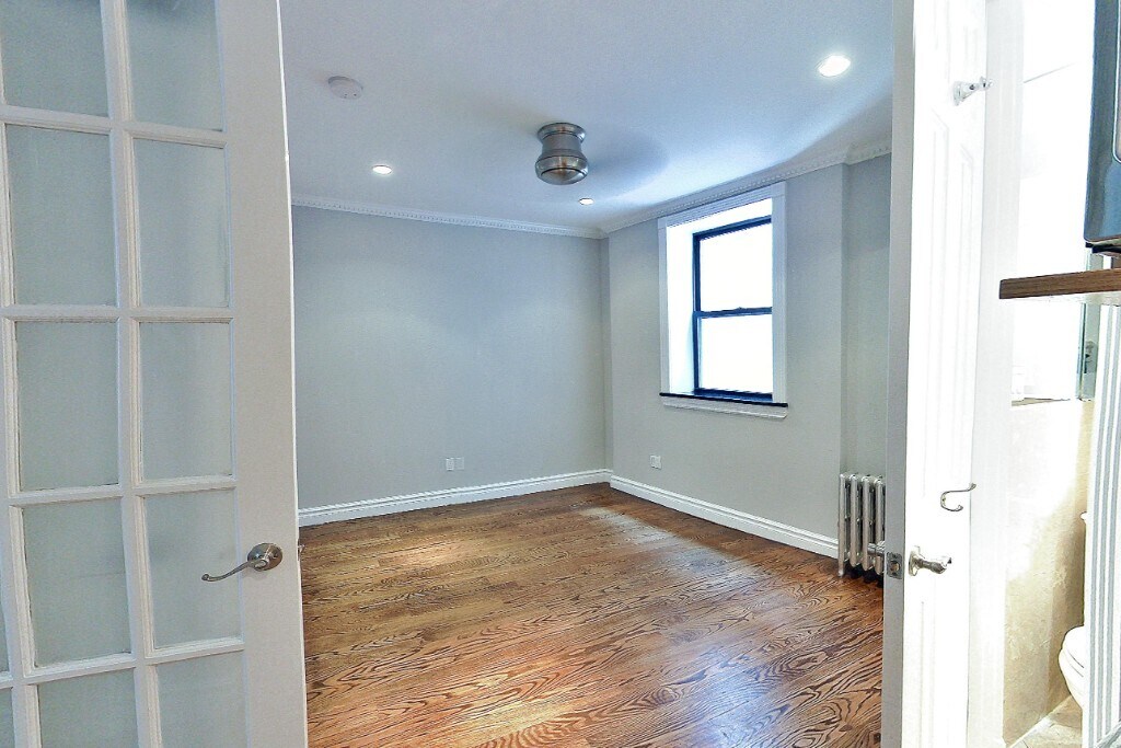 326 E 35th St in New York, NY - Building Photo