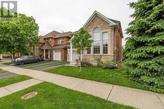 2490 Valleyridge Dr in Oakville, ON - Building Photo - Building Photo