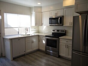 8470 Via Sonoma in San Diego, CA - Building Photo - Building Photo