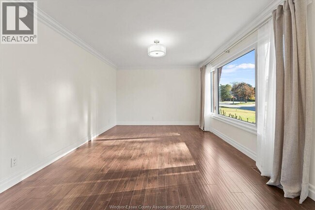 98 Commissioner Dr in Kingsville, ON - Building Photo - Building Photo