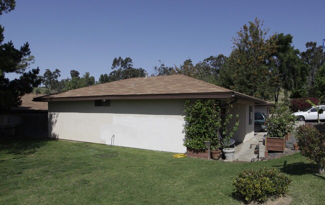 760 Vineyard Rd in San Marcos, CA - Foto de edificio - Building Photo