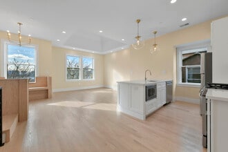 160 Webster St, Unit 2 in Boston, MA - Building Photo - Building Photo