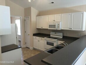 135 Red Bird Ln in Hampstead, NC - Building Photo - Building Photo