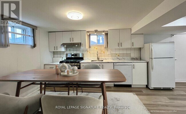 2 Clevedon St in Toronto, ON - Building Photo - Building Photo