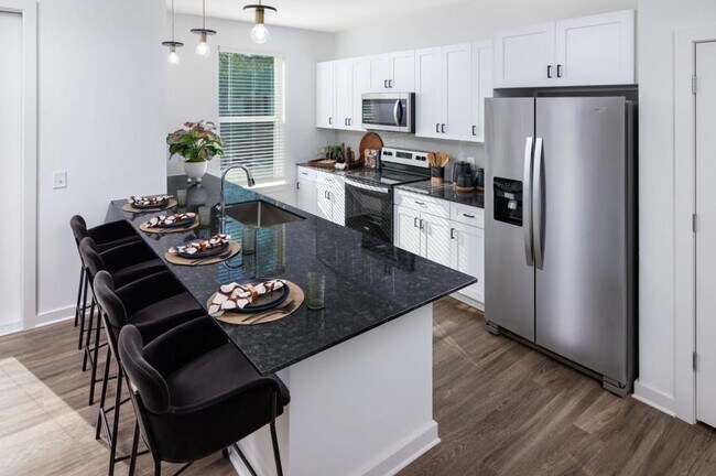 5617 Oak St in Fairburn, GA - Foto de edificio - Building Photo