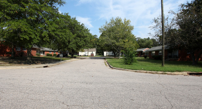 303-327 E Vance St in Zebulon, NC - Foto de edificio - Building Photo