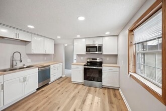 413 W Center St in Whitewater, WI - Foto de edificio - Building Photo