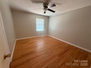 301 Montgomery Dr in Statesville, NC - Foto de edificio - Building Photo