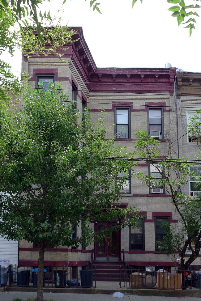 1734 Greene Ave in Flushing, NY - Foto de edificio - Building Photo