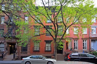 29 Bank St in New York, NY - Building Photo