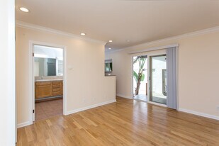 2135 S Cloverdale Ave, Unit NA in Los Angeles, CA - Building Photo