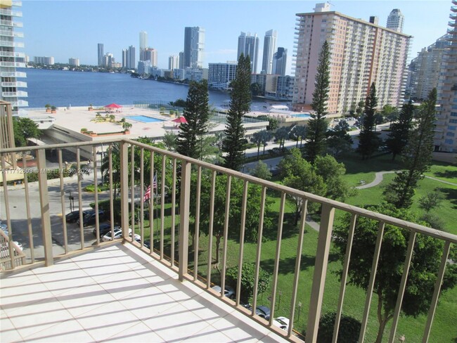 290 174th St in Sunny Isles Beach, FL - Building Photo - Building Photo