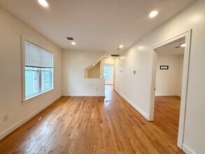 156 Bow St, Unit 2 in Everett, MA - Foto de edificio - Building Photo