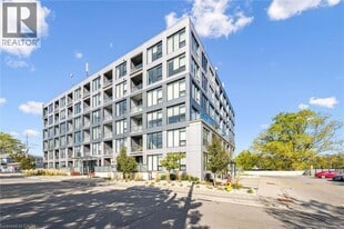 690 King St W in Kitchener, ON - Building Photo