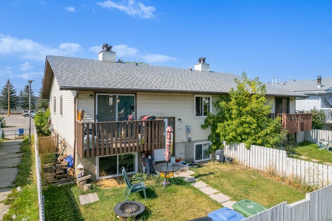 1223 43 St SE in Calgary, AB - Building Photo - Primary Photo