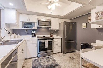 1055 W Peppertree Dr in Sarasota, FL - Building Photo - Building Photo