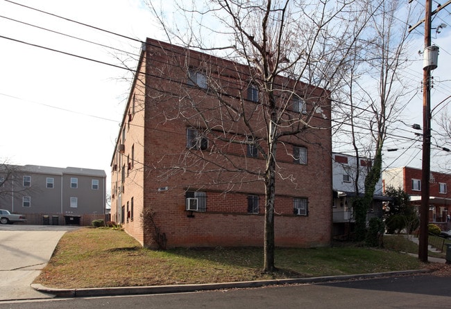 5123 B St SE in Washington, DC - Building Photo - Building Photo