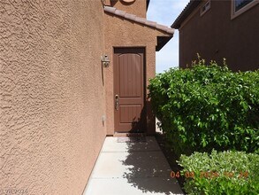 390 Fringe Ruff Dr in Las Vegas, NV - Building Photo - Building Photo