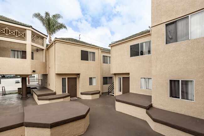 Emerald Terrace Apartments 1 in Santa Ana, CA - Building Photo - Building Photo