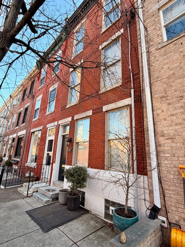 747 S 10th St in Philadelphia, PA - Building Photo - Building Photo